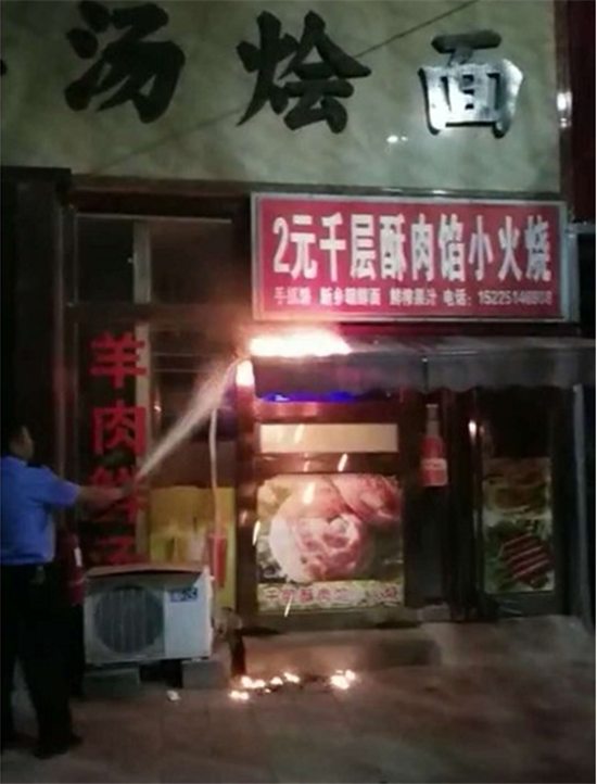 新郑一电动汽车街头自燃 白象食品员工紧急帮忙灭火救援