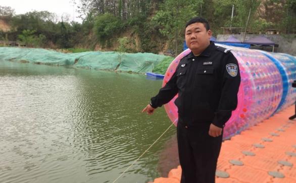 郑州：7岁男孩掉入水中母亲竟未发现 幸被巡逻民警及时救出