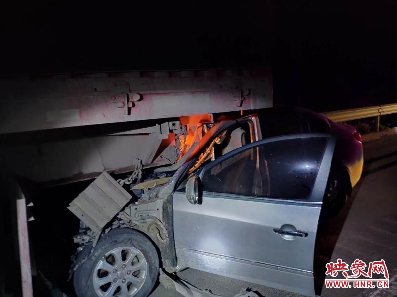 惊险！宁洛高速上一轿车追尾大货车 司机被拖行几百米