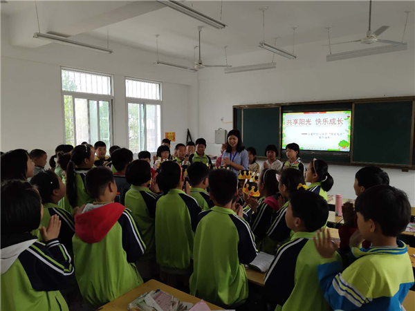 内乡县七里坪小学举办 “集体生日”，情暖贫困学子