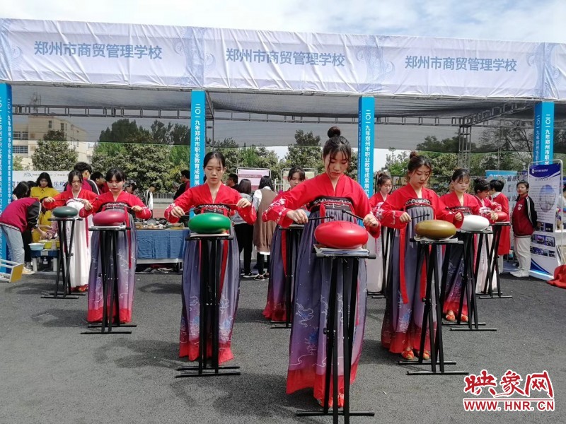 无人机飞行秀、机器人工程越野 郑州职业教育展30多院校展绝活！