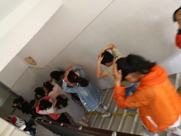 郑州市高新区五龙口小学举行“地震应急安全疏散”演练活动