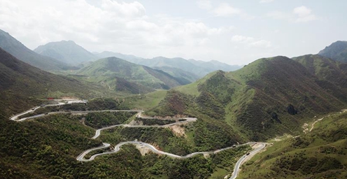 甘肃：分水岭上“山路十八弯”