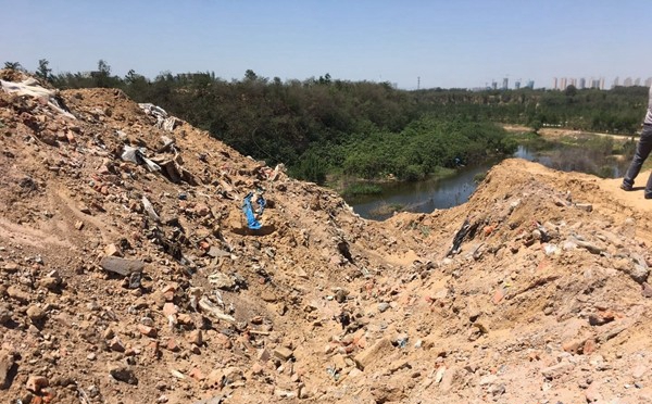 郑州贾鲁河里被倾倒垃圾 渣土车被扣司机却逃脱了