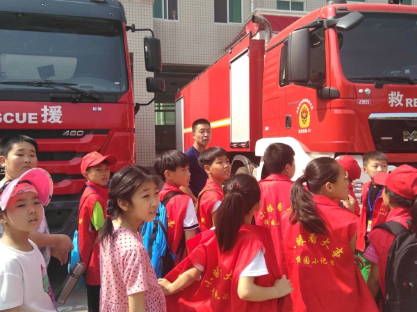中华校园小记者走进郑州中原区消防大队 争当小小“消防员”