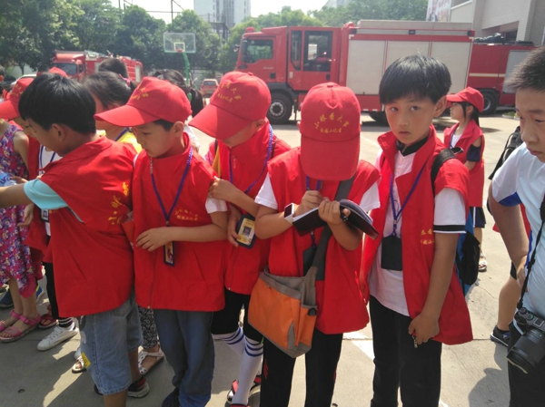 中华校园小记者走进郑州中原区消防大队 争当小小“消防员”