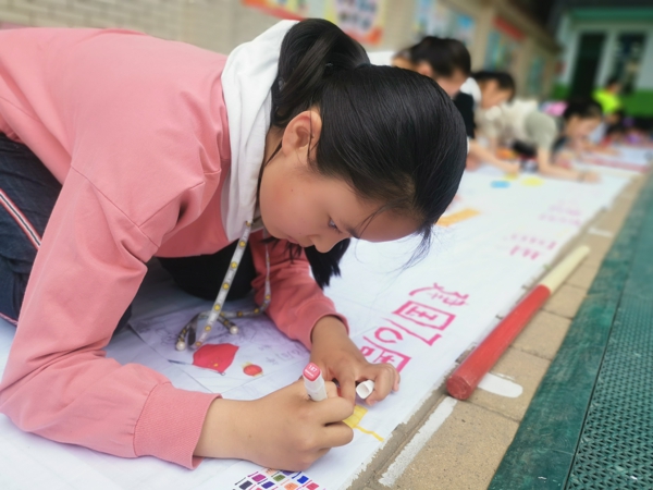 郑州市中原区百花艺术小学举行“庆祝建国70周年”百米长卷书画比赛