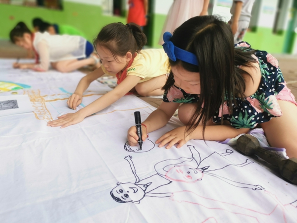 郑州市中原区百花艺术小学举行“庆祝建国70周年”百米长卷书画比赛