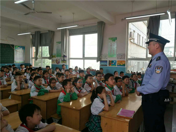 “杜绝校园欺凌”宣传教育活动走进南阳市十二小