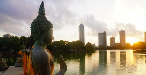 夕阳下的科伦坡贝拉湖水中庙