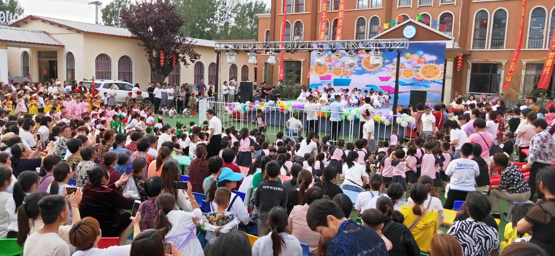 柳河镇阳光艺术幼儿园举办大型庆“六一”文艺汇演