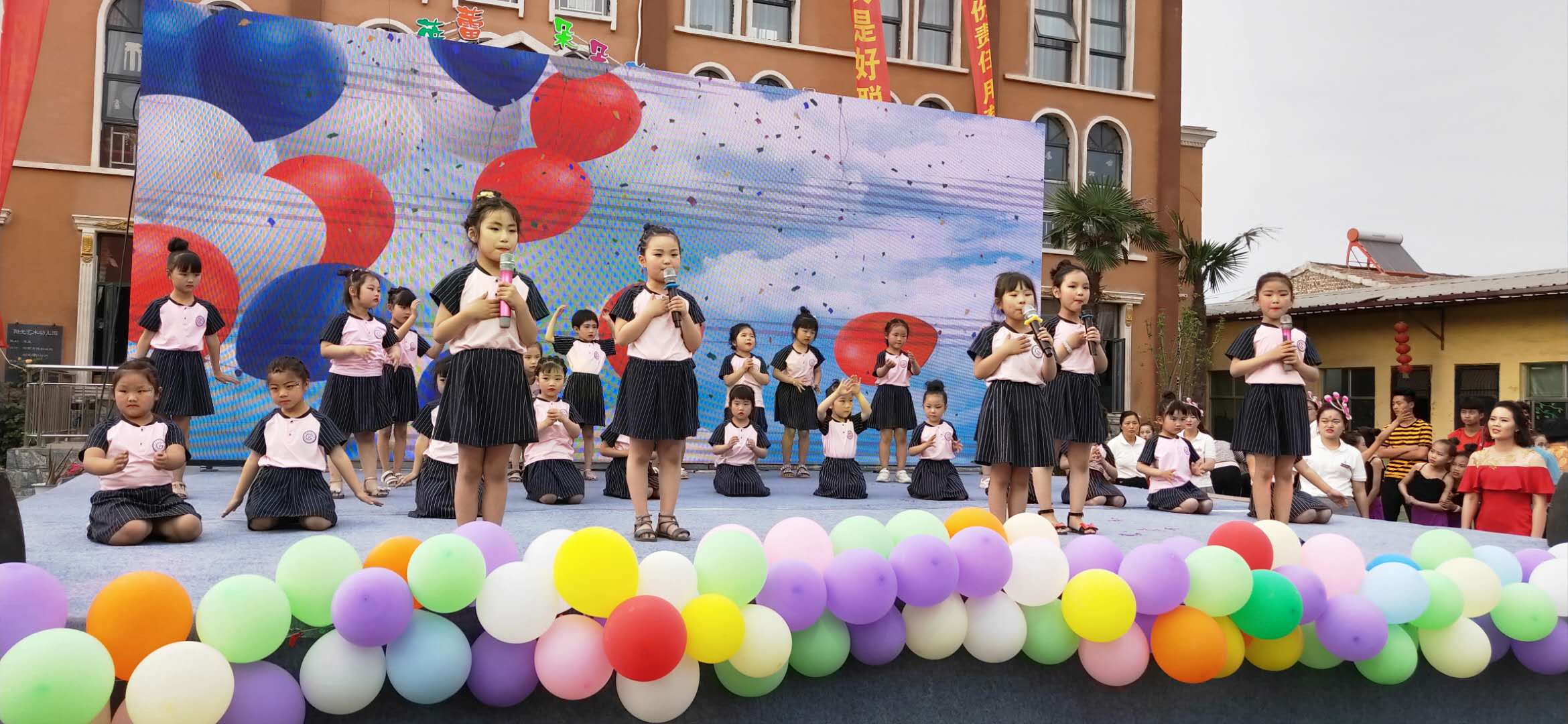 柳河镇阳光艺术幼儿园举办大型庆“六一”文艺汇演
