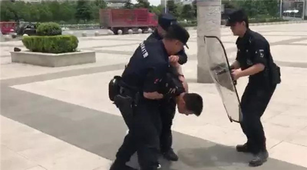 社旗县公安局巡特警大队紧贴实战开展防暴处突专项训练