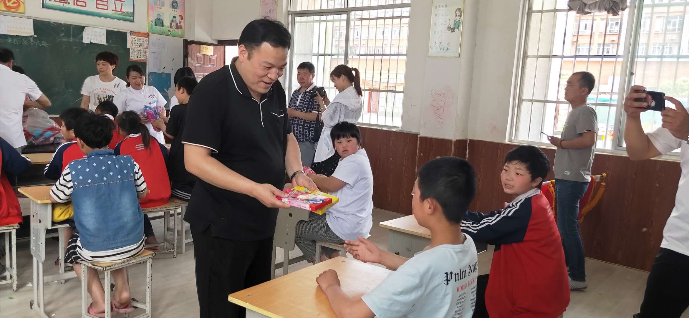 宁陵县非公医疗机构爱心人士看望慰问县特殊教育学校的儿童