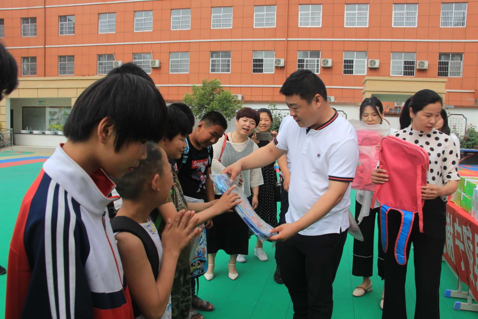 河南驰野纺织有限公司总经理孙伟峰看望慰问县特殊教育学校儿童