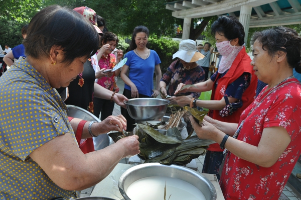 “浓浓粽香情  悠悠社区爱 ”建中街街道办事处建华社区便民服务暖人心