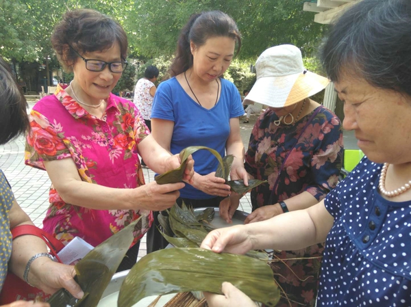 “浓浓粽香情  悠悠社区爱 ”建中街街道办事处建华社区便民服务暖人心