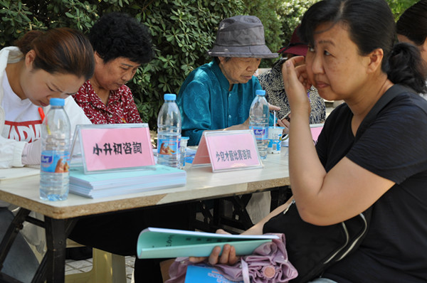 “浓浓粽香情  悠悠社区爱 ”建中街街道办事处建华社区便民服务暖人心