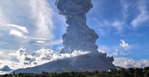 进入活跃期！印尼锡纳朋火山喷发