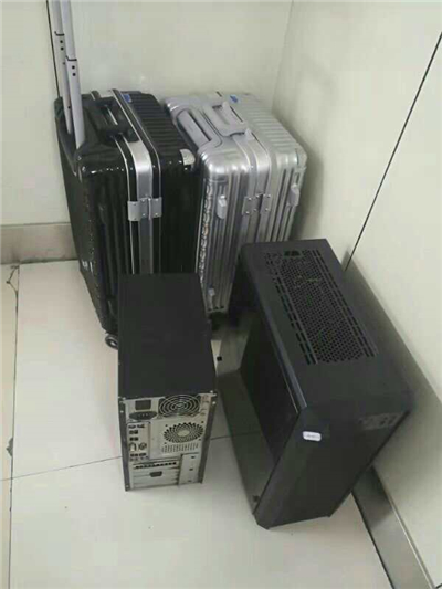 郑州2名小伙带行李箱进网吧 借上网名义偷走多部电脑主机