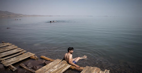 伊朗：乐享湖边休闲时光