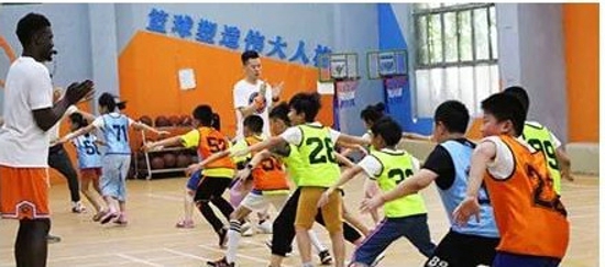 挥汗一场!中华校园小记者走进美国篮球学院，感受美式篮球魅力