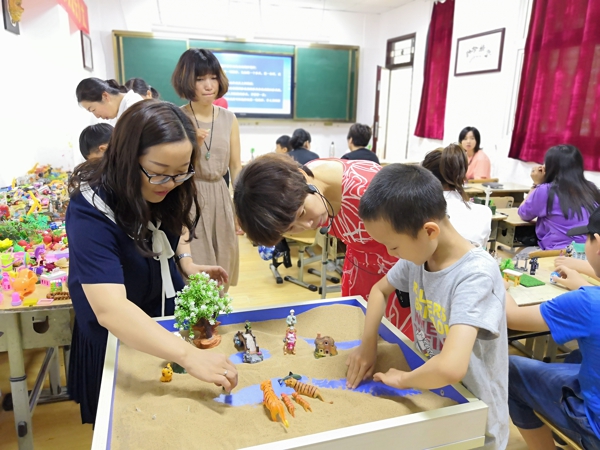 郑州市中原区百花艺术小学举行家长沙盘游戏体验沙龙