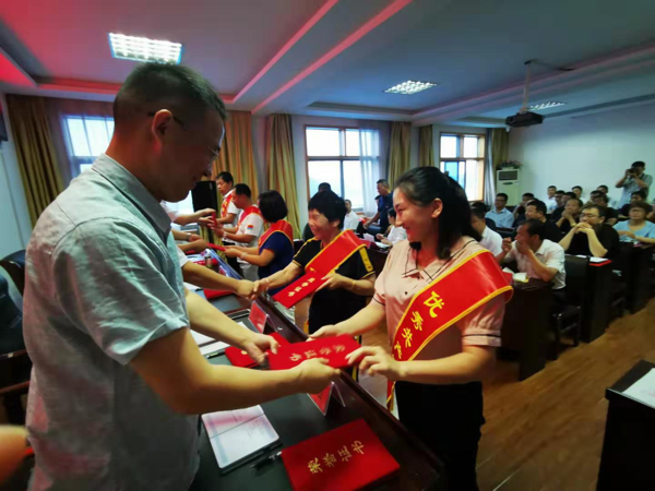 平顶山高新区皇台街道召开庆祝中国共产党成立98周年表彰大会