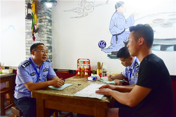 邓州市公安局局长马骁开展“走村（社区） 入户进店访企（校园）”活动