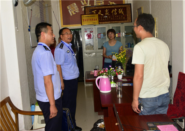 邓州市公安局局长马骁开展“走村（社区） 入户进店访企（校园）”活动