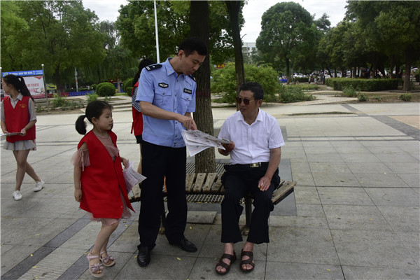 邓州公安局组织开展“反欺诈” 宣传活动