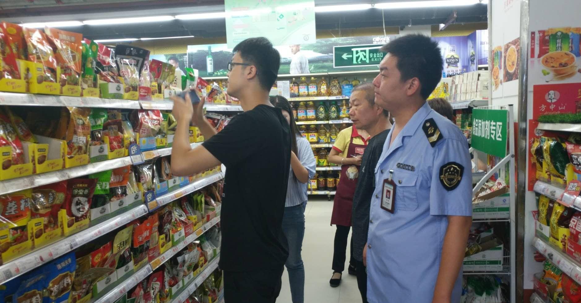 新密市青屏市场监管所发现新密金博大购物中心销售过期食品