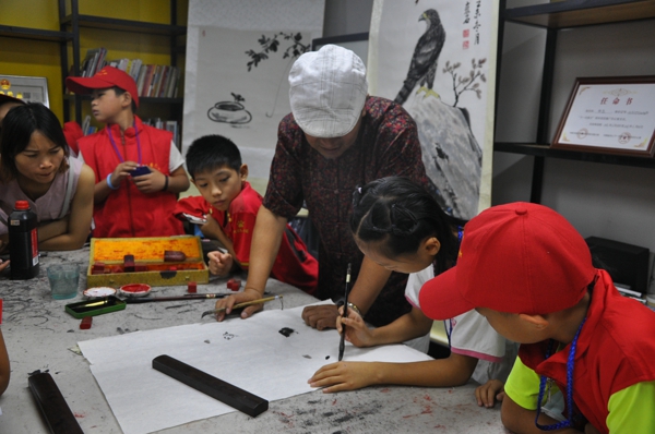 学习国画，把中国文化传承下去——中华校园小记者访著名书画家胡褒石老师