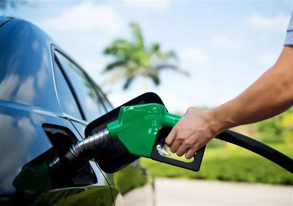 国内油价下半年首次上调 加满一箱92号汽油要多花6元