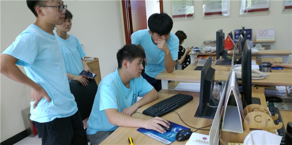 农大社区党支部组织河南农业大学信息管理学院志愿者义务维修电脑