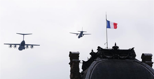 法国举行国庆阅兵式 共出动108架军机