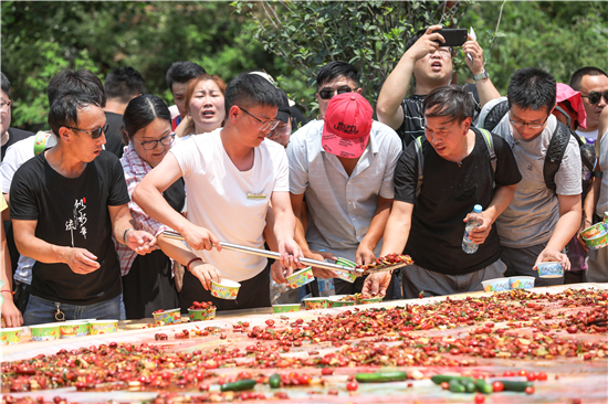 河南伏羲山摆巨型“虾尾宴” 万名游客尝鲜点赞