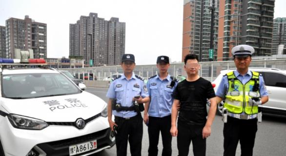 郑州一私家车限号被查 驾驶人竟因涉嫌组织卖淫被追逃