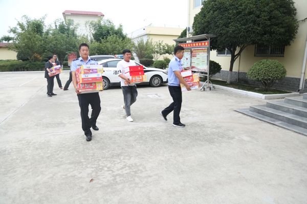 镇平县法院开展“八一”建军节送法进军营暨慰问活动