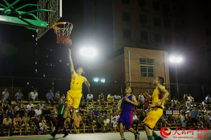 宝丰县：篮球夜市 炎炎夏日乐享运动带来的快乐