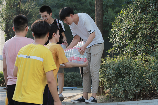 庆祖国70华诞 河南工程学院计算机学院青年志愿者酷暑献礼一线工作者