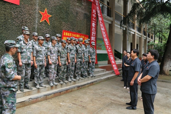 南召县法院进军营开展“八一”拥军慰问活动