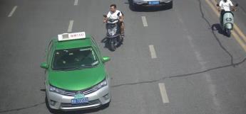 郑州交警查获一套牌黑出租车 驾驶员已被行政拘留