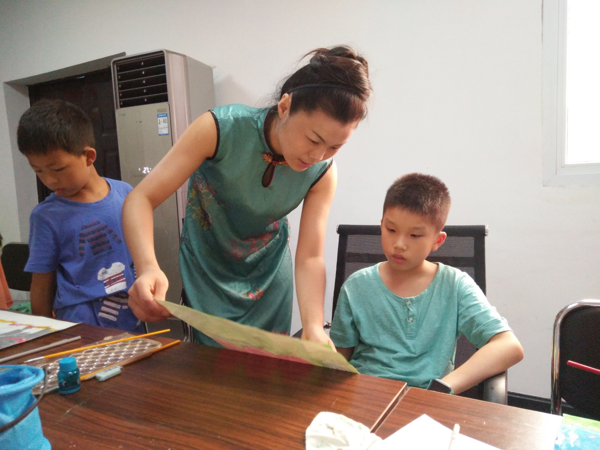 郑州市金水区人民路社区开展“创意绘画、多彩暑假“主题夏令营绘画小组活动