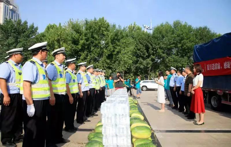 濮阳市一站通机动车驾驶员服务中心给交警和消防送”清凉”