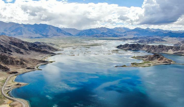 鸟瞰西藏班公湖