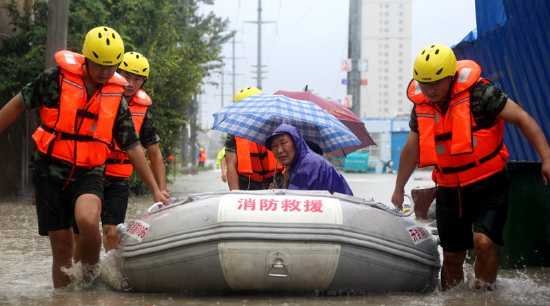 小区变“泽国”！开封突降暴雨 消防紧急营救220名居民