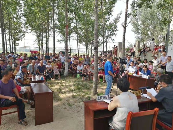 镇平县法院村头开庭普法效果好