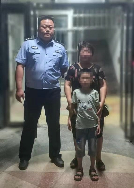 邓州：民警深夜护7岁迷途儿童归家
