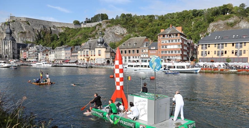 水上狂欢！比利时小城举办“浴缸划船节”